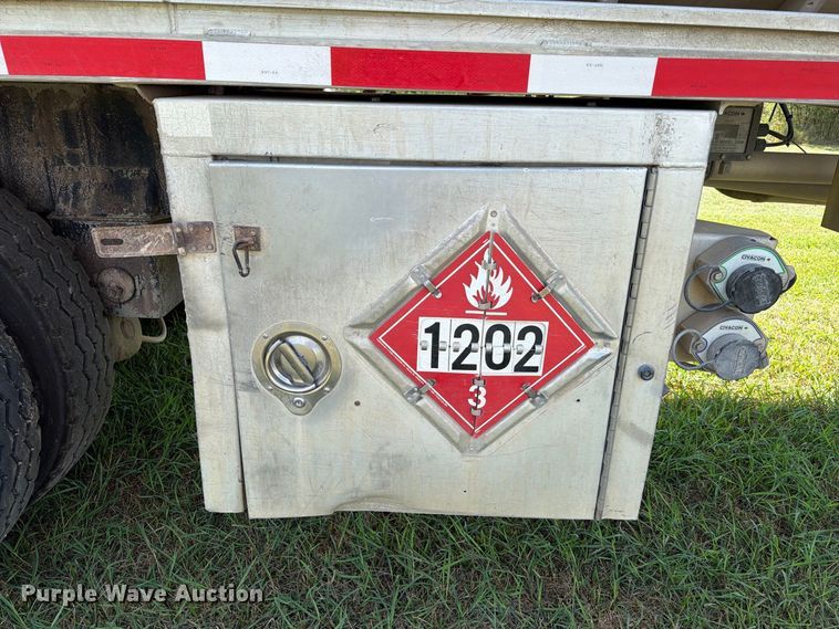 image for item EA7396 2001 Heil Trailer International fuel trailer