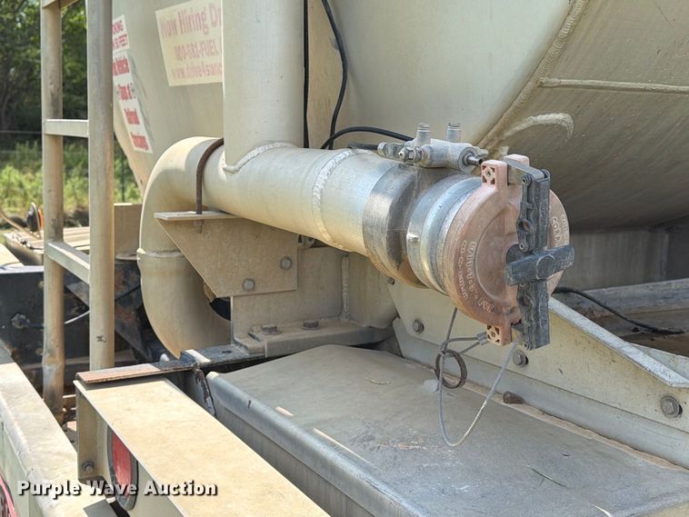 image for item EA7396 2001 Heil Trailer International fuel trailer