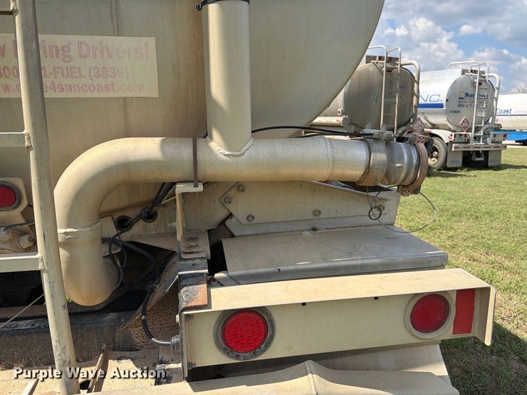 image for item EA7396 2001 Heil Trailer International fuel trailer