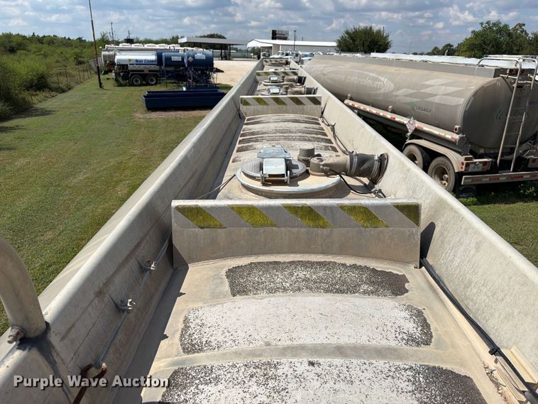 image for item EA7396 2001 Heil Trailer International fuel trailer