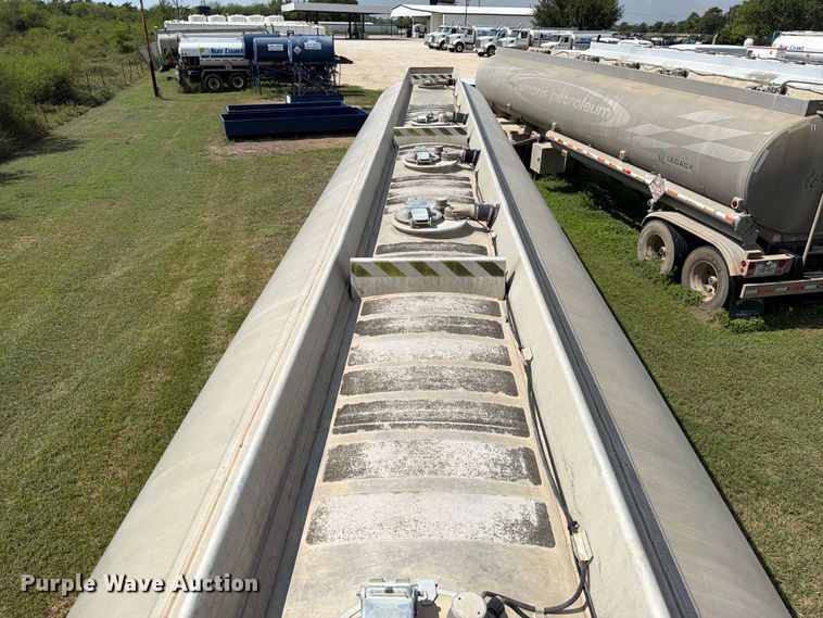 image for item EA7396 2001 Heil Trailer International fuel trailer