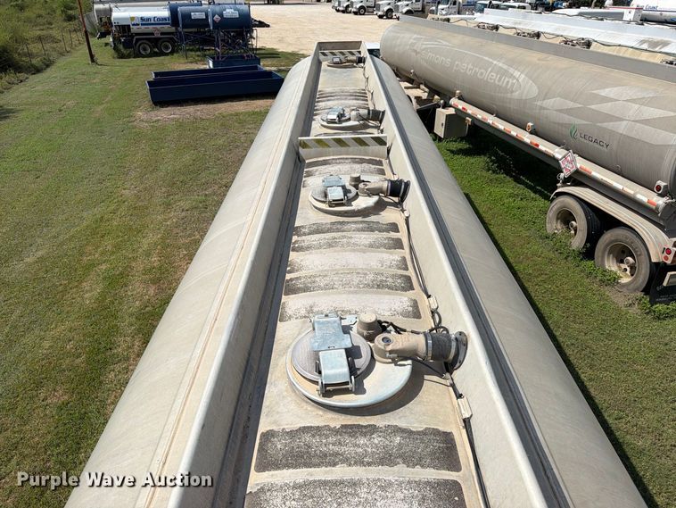 image for item EA7396 2001 Heil Trailer International fuel trailer