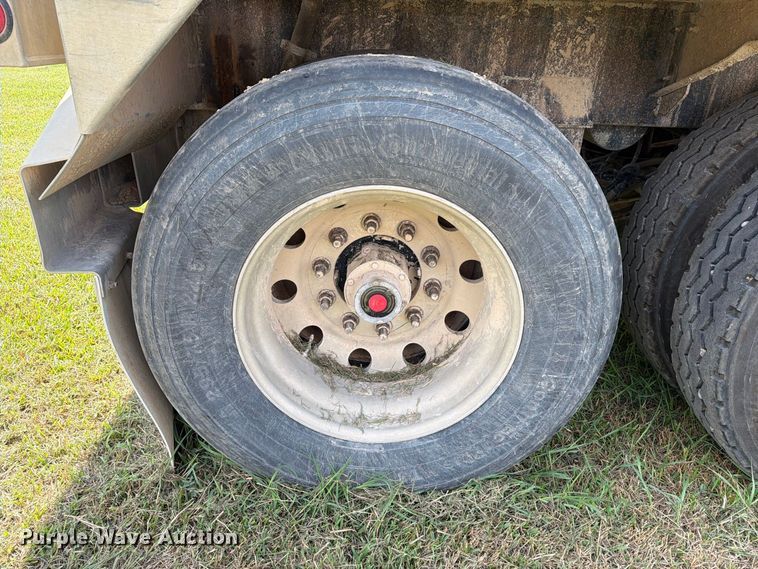 image for item EA7396 2001 Heil Trailer International fuel trailer