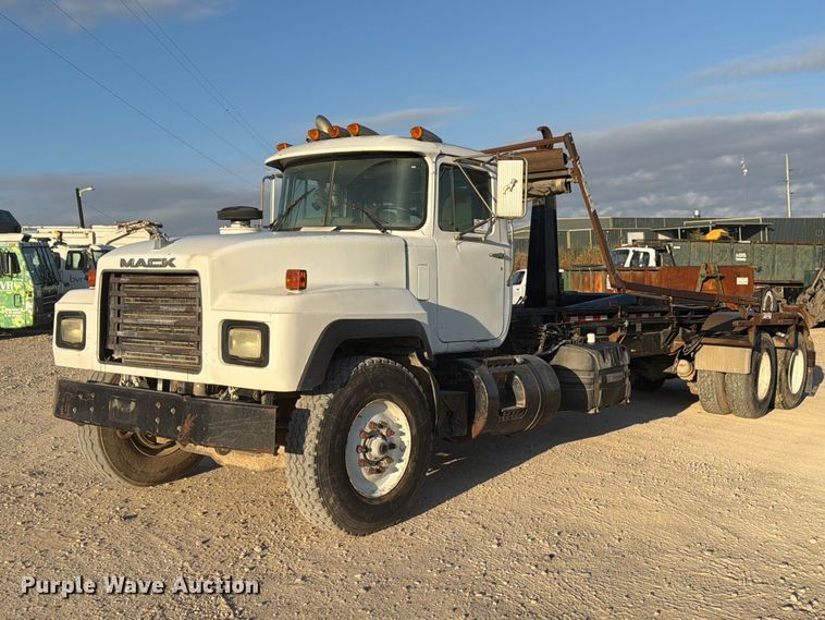 image for item EA7403 2000 Mack RD688S hook lift truck
