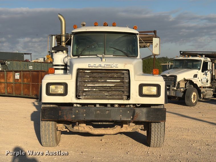 image for item EA7403 2000 Mack RD688S hook lift truck