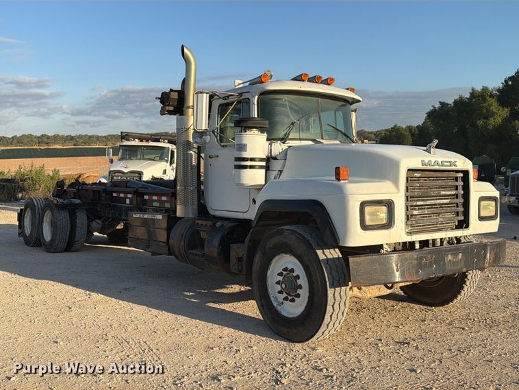 image for item EA7403 2000 Mack RD688S hook lift truck