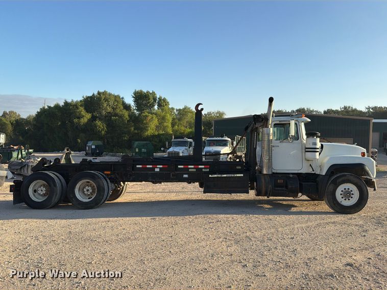 image for item EA7403 2000 Mack RD688S hook lift truck