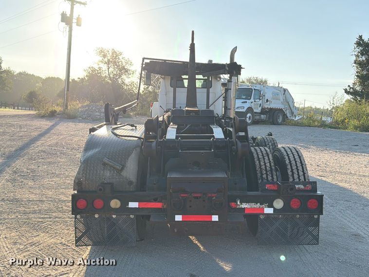 image for item EA7403 2000 Mack RD688S hook lift truck