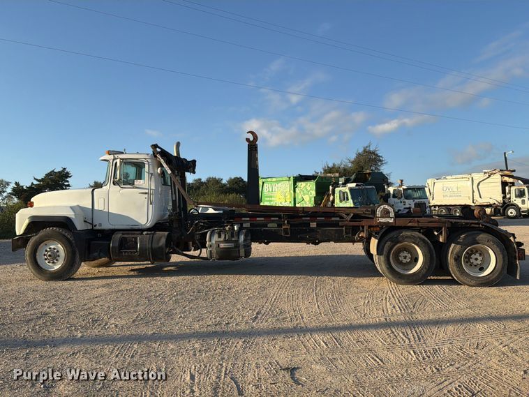 image for item EA7403 2000 Mack RD688S hook lift truck