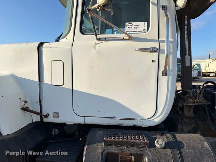 image for item EA7403 2000 Mack RD688S hook lift truck