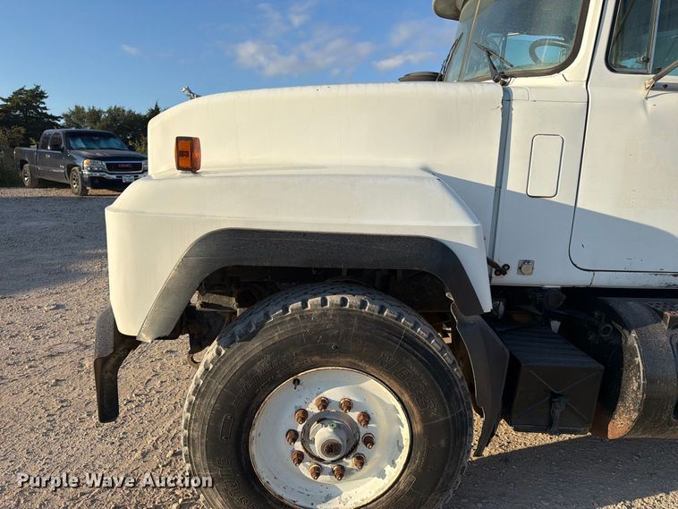 image for item EA7403 2000 Mack RD688S hook lift truck