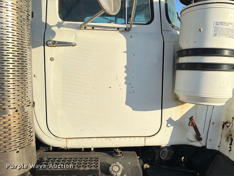 image for item EA7403 2000 Mack RD688S hook lift truck