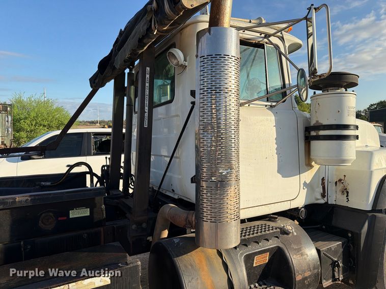 image for item EA7403 2000 Mack RD688S hook lift truck