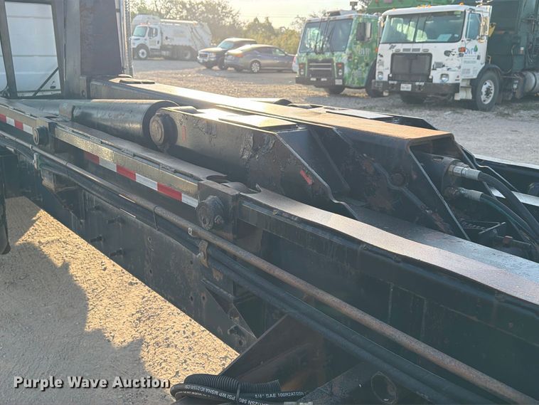 image for item EA7403 2000 Mack RD688S hook lift truck