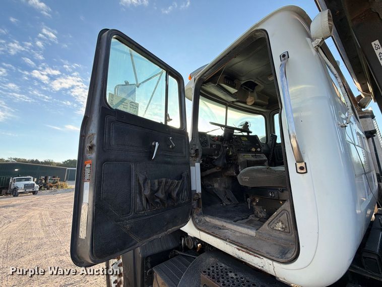 image for item EA7403 2000 Mack RD688S hook lift truck