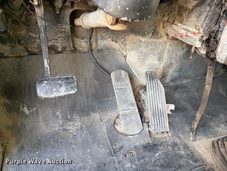image for item EA7403 2000 Mack RD688S hook lift truck