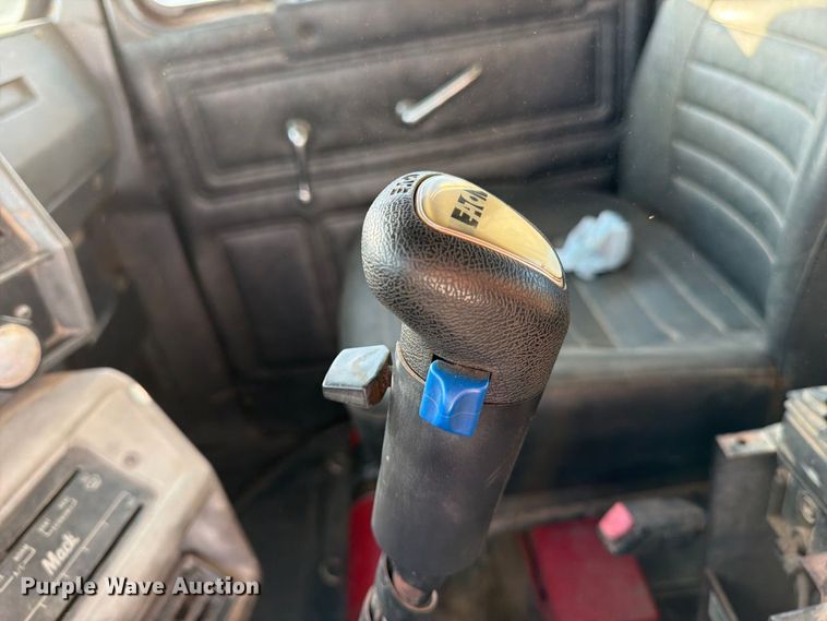 image for item EA7403 2000 Mack RD688S hook lift truck