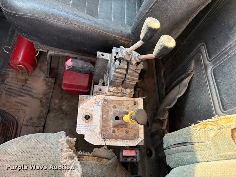 image for item EA7403 2000 Mack RD688S hook lift truck