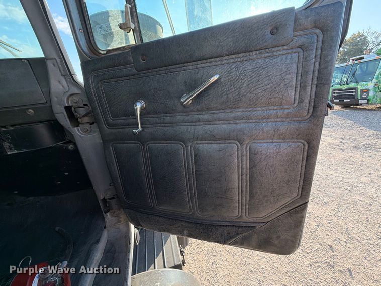 image for item EA7403 2000 Mack RD688S hook lift truck