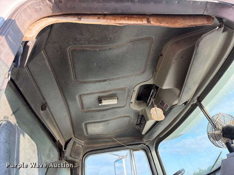 image for item EA7403 2000 Mack RD688S hook lift truck