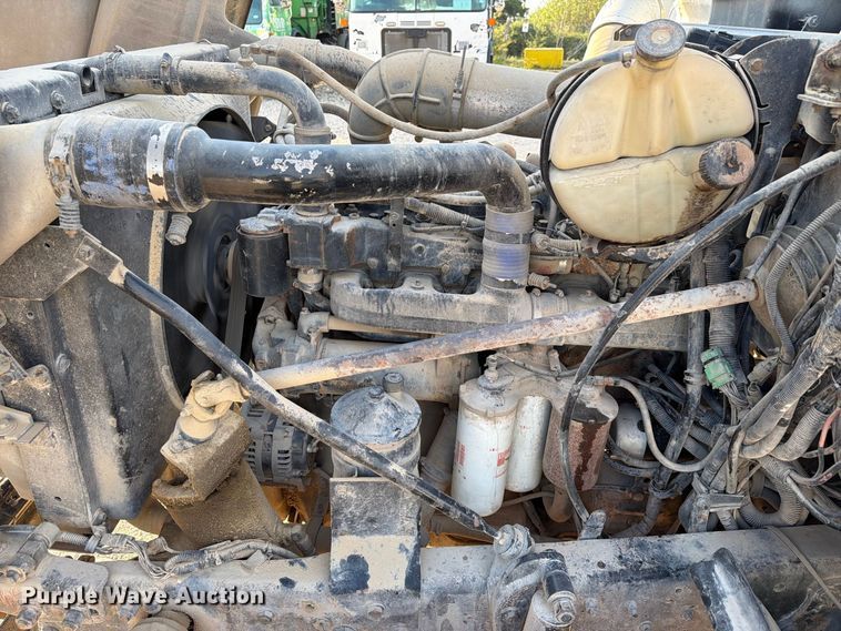image for item EA7403 2000 Mack RD688S hook lift truck