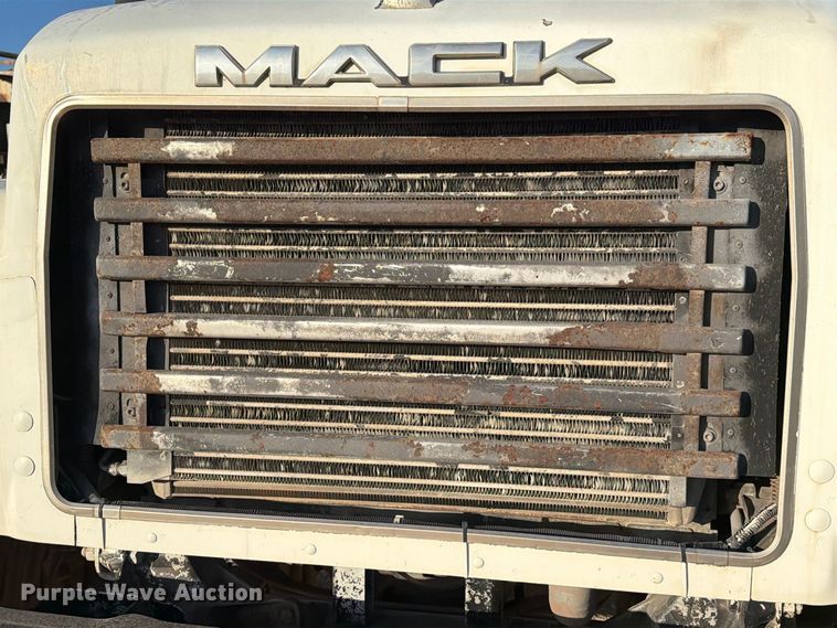 image for item EA7403 2000 Mack RD688S hook lift truck