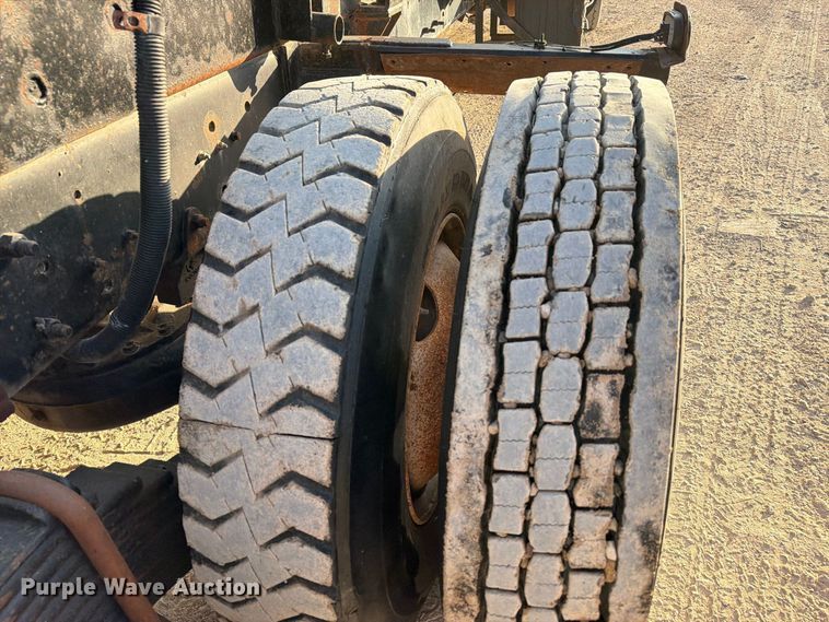 image for item EA7403 2000 Mack RD688S hook lift truck