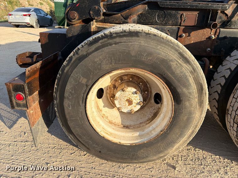 image for item EA7403 2000 Mack RD688S hook lift truck