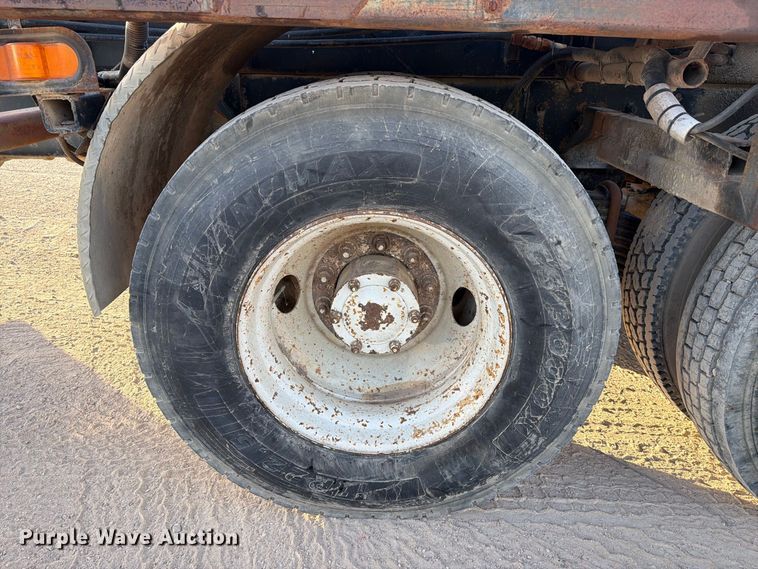 image for item EA7403 2000 Mack RD688S hook lift truck