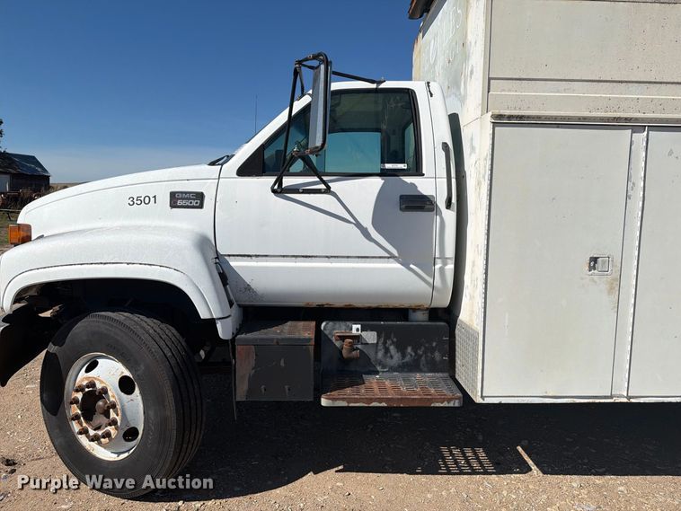 image for item EI7775 2000 GMC C6500 utility / service truck