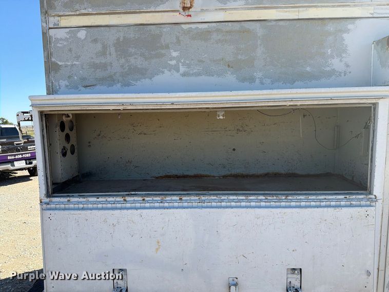 image for item EI7775 2000 GMC C6500 utility / service truck