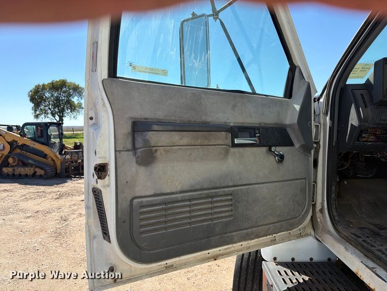 image for item EI7775 2000 GMC C6500 utility / service truck