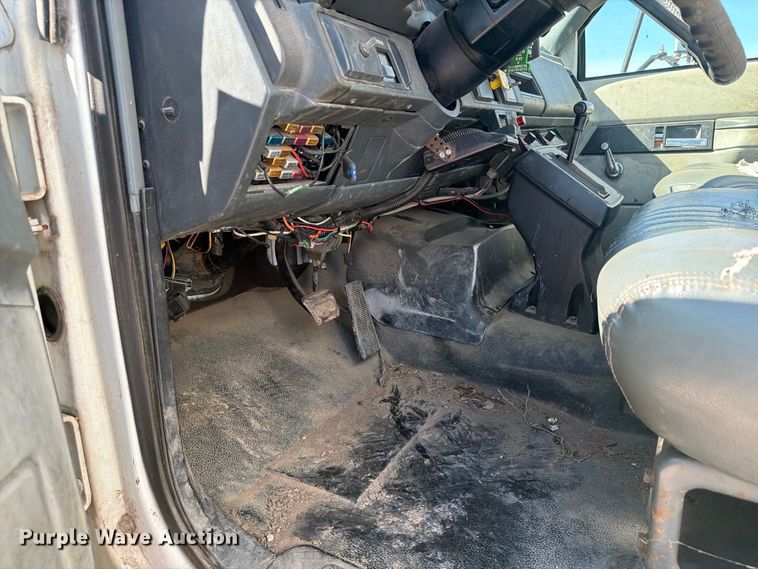 image for item EI7775 2000 GMC C6500 utility / service truck
