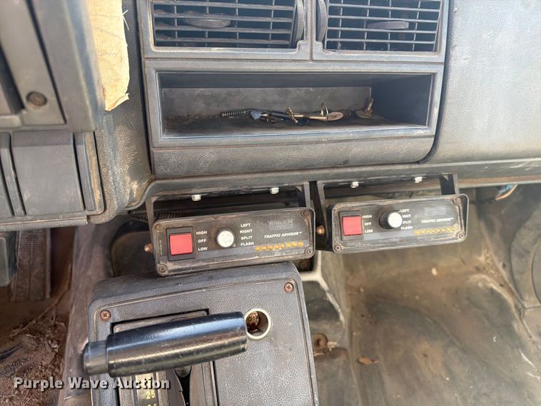image for item EI7775 2000 GMC C6500 utility / service truck