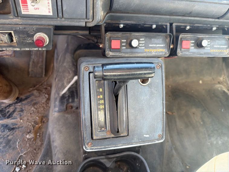 image for item EI7775 2000 GMC C6500 utility / service truck