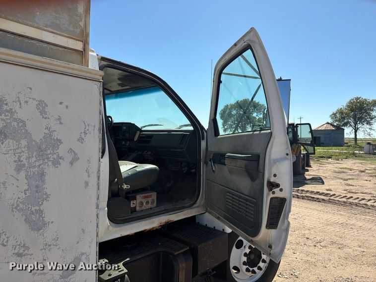 image for item EI7775 2000 GMC C6500 utility / service truck