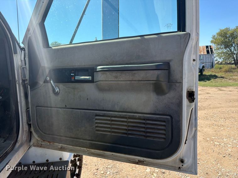 image for item EI7775 2000 GMC C6500 utility / service truck