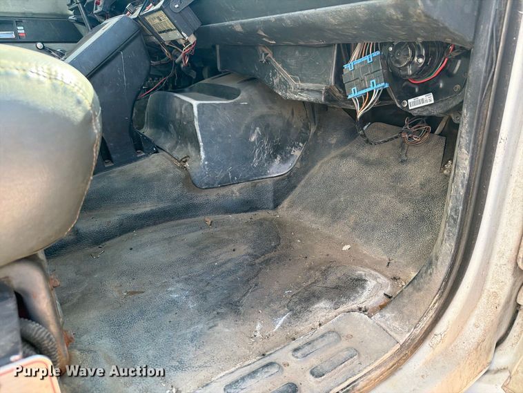 image for item EI7775 2000 GMC C6500 utility / service truck