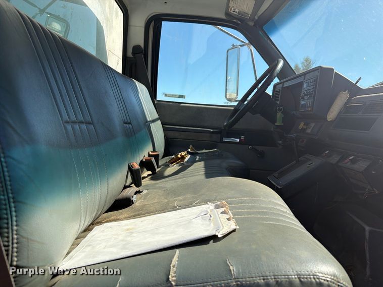 image for item EI7775 2000 GMC C6500 utility / service truck