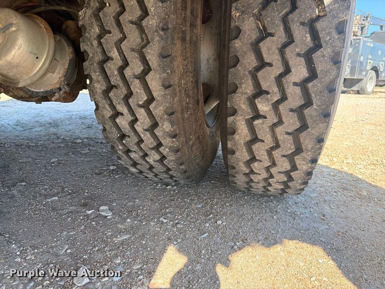 image for item EI7775 2000 GMC C6500 utility / service truck