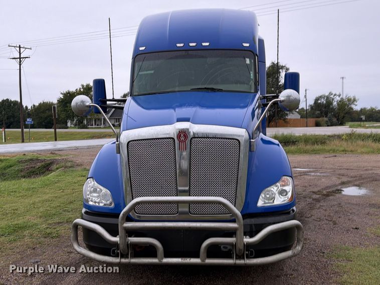 image for item EI7820 2019 Kenworth T680 semi truck