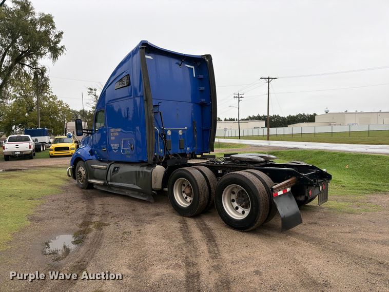 image for item EI7820 2019 Kenworth T680 semi truck