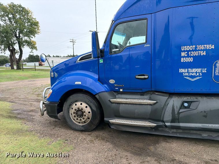 image for item EI7820 2019 Kenworth T680 semi truck