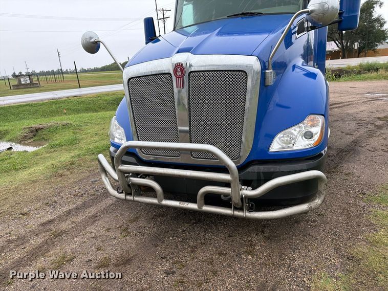 image for item EI7820 2019 Kenworth T680 semi truck