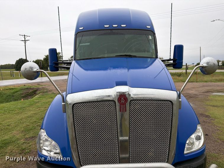 image for item EI7820 2019 Kenworth T680 semi truck
