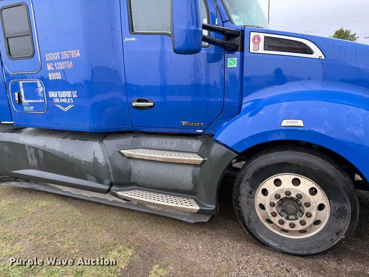 image for item EI7820 2019 Kenworth T680 semi truck