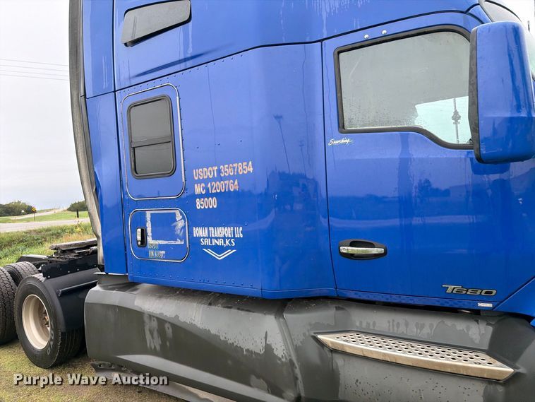 image for item EI7820 2019 Kenworth T680 semi truck