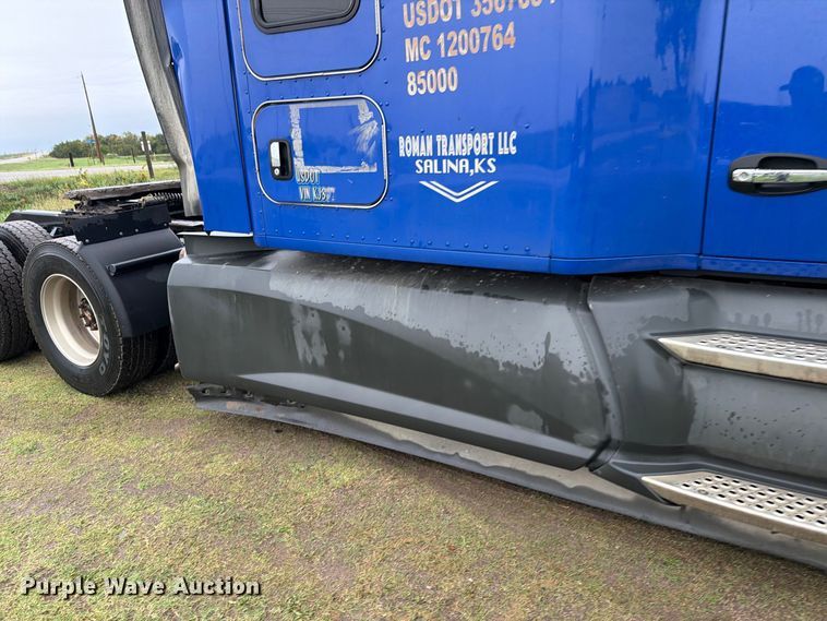 image for item EI7820 2019 Kenworth T680 semi truck