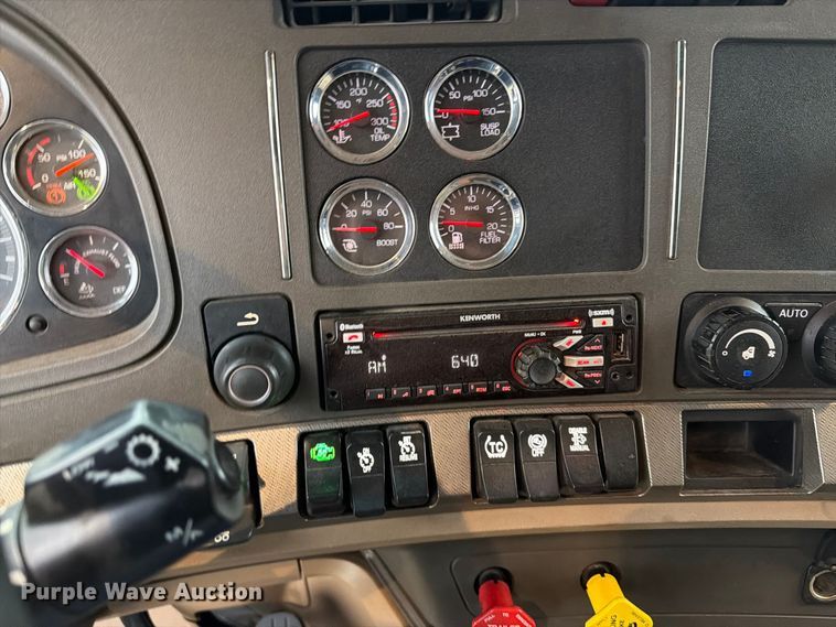 image for item EI7820 2019 Kenworth T680 semi truck