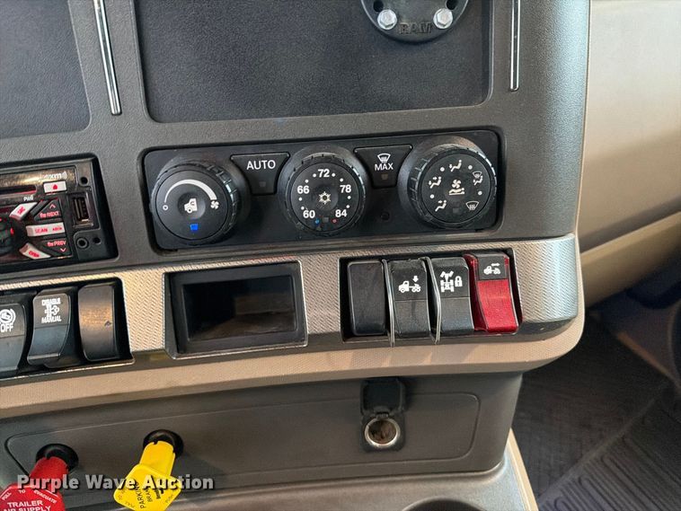 image for item EI7820 2019 Kenworth T680 semi truck